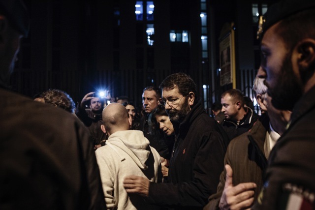 Il sindaco di Roma, Ignazio Marino, scortato dalle forze dell’ordine, visita il complesso delle case popolari di Tor Sapienza dopo le tensioni tra residenti e gli ospiti del centro di accoglienza per rifugiati, il 14 novembre 2014. - Matteo Minnella, OneShot