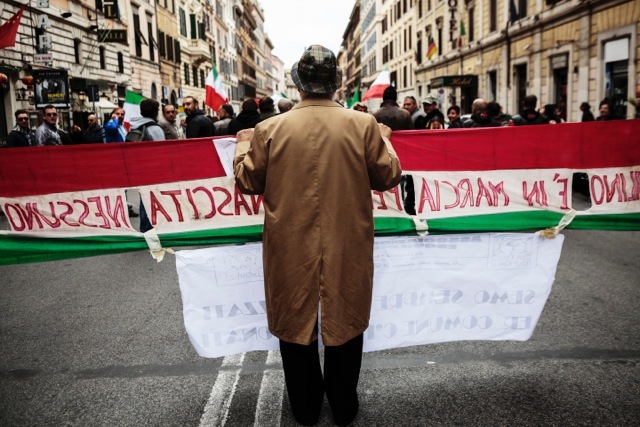 La manifestazione organizzata dai comitati di quartiere delle periferie della capitale contro il sindaco, l’immigrazione e il degrado della città, il 15 novembre 2014. - Matteo Minnella, OneShot