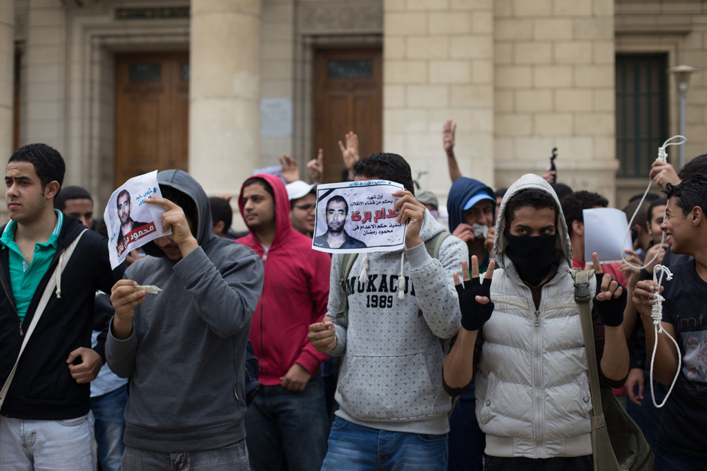 Gli studenti protestano a Giza contro l’esecuzione di Mahmoud Ramazan, un loro collega che aveva criticato il colpo di stato, il 10 marzo 2015. - Belal Wagdy, Anadolu Agency/Getty Images